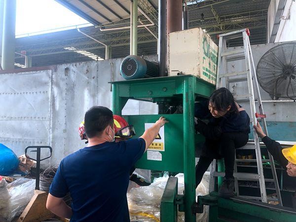 消防員援救現(xiàn)場(chǎng) 消防員援救現(xiàn)場(chǎng)